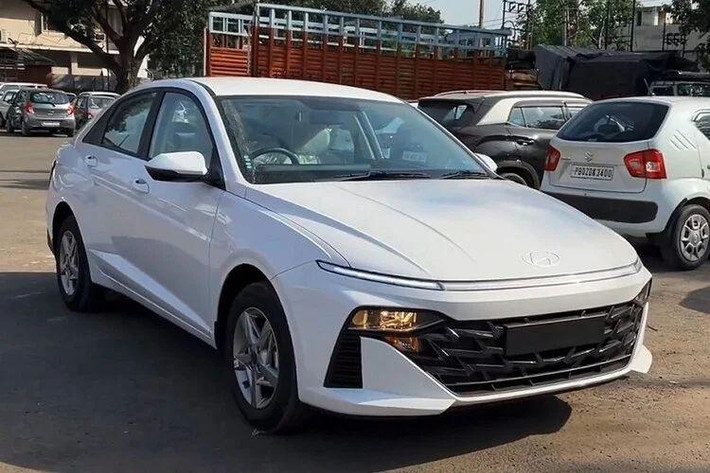 Mới đây, một chiếc Hyundai Accent 2024 mới đã bị bắt gặp di chuyển trên một đoạn cao tốc thuộc tỉnh Hưng Yên. Với việc lộ diện trên đường, nhiều khả năng Hyundai Accent 2024 sẽ sớm ra mắt thị trường Việt Nam. 
