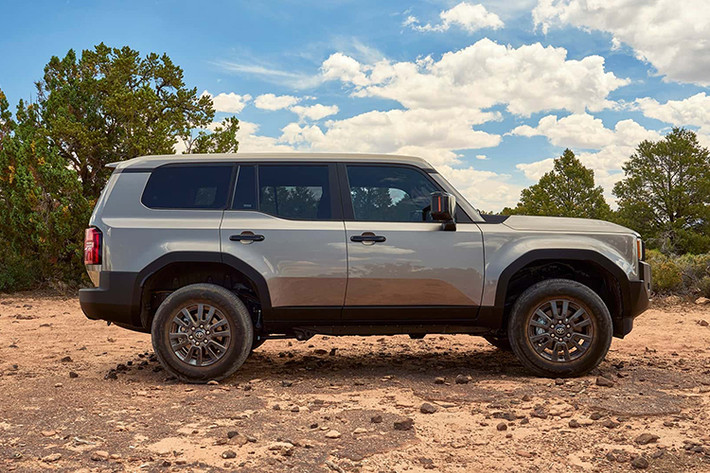 Ra mắt vào hồi tháng 8 năm ngoái, Toyota Land Cruiser Prado 2024 mới đến nay mới được báo giá tại thị trường Mỹ. Theo đó, mẫu SUV này có 3 phiên bản, giá xe Toyota Land Cruiser Prado 2024 dao động từ 55.950 - 74.950 USD (khoảng 1,37 - 1,83 tỷ đồng). Giá bán này chưa bao gồm chi phí vận chuyển và giao xe là 1.395 USD.