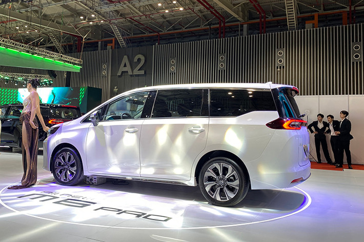 So với Toyota Innova Cross, mẫu xe mang thương hiệu Trung Quốc này có chiều dài tổng thể lớn hơn, nhưng trục cơ sở lại ngắn hơn. Điểm gây chú ý nhất của GAC M6 Pro 2025 chính là việc gây ấn tượng với lưới tản nhiệt cỡ lớn cùng cụm đèn pha LED sắc sảo và hai hốc hút gió cỡ lớn ở hai bên.