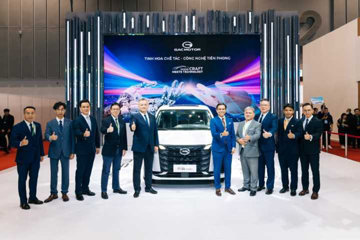 GAC M6 Pro 2025 mới được xem là một trong những mẫu MPV đáng chú ý nhất tại triển lãm Vietnam Motor Show (VMS) 2024. Tại Việt Nam, xe sẽ cạnh tranh cùng phân khúc với Hyundai Custin và Toyota Innova Cross nhưng thiết kế và trang bị mang tính đột phá hơn.