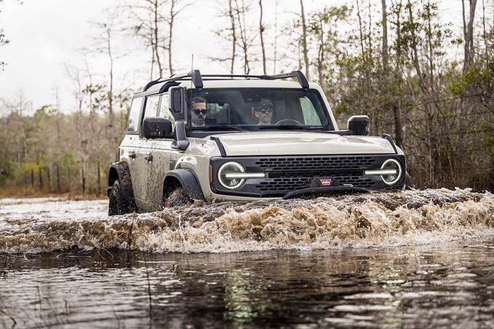 Đặc biệt, Ford Bronco hoàn toàn mới còn được trang bị gói Trail Toolbox, bao gồm một loạt các công nghệ giúp người dùng trải nghiệm các cuộc hành trình off-road hoang dã. Với xu hướng nhắm tới các mẫu xe gầm cao, mang tính việt dã và cơ bắp, Ford Bronco nhiều khả năng sẽ tạo đột phá khi về Việt Nam.