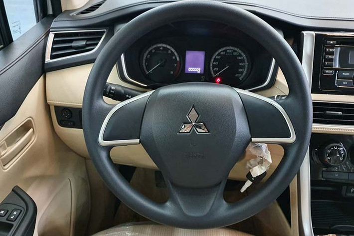 Xe có đủ 3 hàng ghế để chở đủ 7 người trưởng thành, trong đó hàng ghế thứ 2 gập theo tỉ lệ 60/40, còn hàng ghế thứ 3 gập theo tỉ lệ 50/50. Cả hai phiên bản đều chỉ có điều hòa chỉnh tay nhưng có tới 2 dàn lạnh và hệ thống chỉnh gió độc lập cho hàng ghế sau. Xe hướng tới mục đích chuyên chở và tối ưu sự tiện dụng.