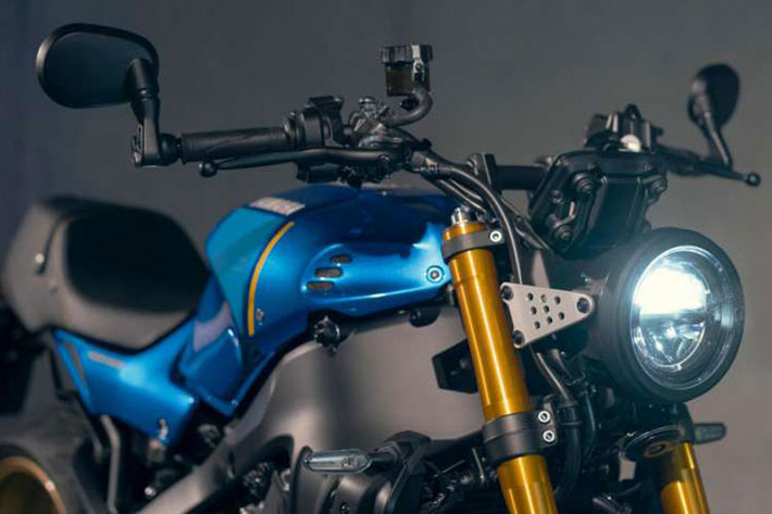 Hãng xe mát Yamaha cho biết bộ khung delta box mới trên XSR900 2022 được làm hoàn toàn từ nhôm, có thiết kế gọn và nhẹ hơn so với bộ khung cũ. Ngoài ra, bộ khung mới cũng có độ chắc chắn, khả năng chịu lực xoắn các hướng tốt hơn.
