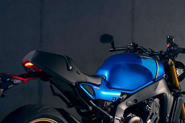 Một thay đổi nữa trên Yamaha XSR900 2022 là vỏ xe đã được nâng cấp với bình xăng mới được thiết kế lấy cảm hứng từ xe đua từ những năm 1980. Với dung tích 15 lít, bình xăng của XSR900 2022 có tạo hình như bình xăng xe đua với phần vát hai bên được lùi về phía sau.