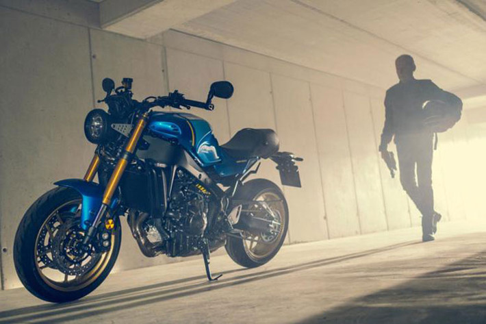 Trong phân khúc xe hoài cổ, Yamaha cũng có chỗ đứng trên thị trường với dòng sản phẩm có tên gọi "Sports Heritage" - tạm dịch là di sản thể thao - với các mẫu xe như XSR 155, XSR 700 và cao cấp nhất là XSR 900. Mới đây, hãng xe Nhật Bản vừa công bố phiên bản Yamaha XSR 900 2022 mới với khá nhiều nâng cấp đáng chú ý.