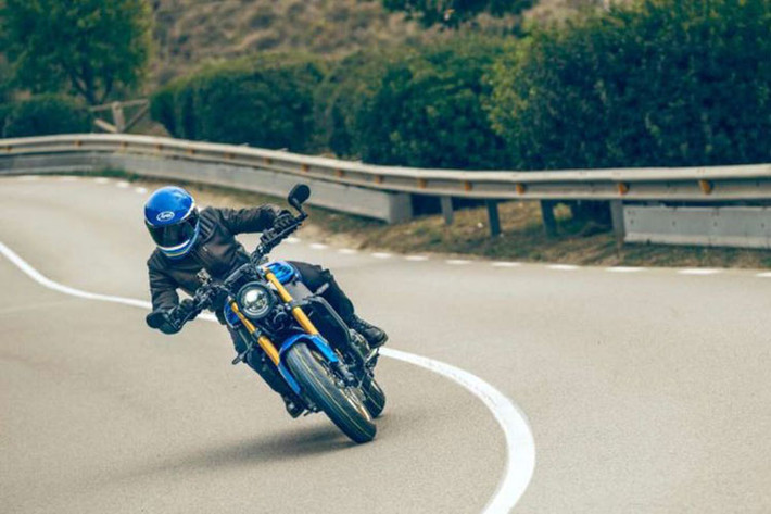 Tại thị trường châu Âu, giá xe Yamaha XSR900 2022 chưa công bố nhưng sẽ có hai tuỳ chọn màu gồm Legend Blue với phuộc và vành mạ vàng, trong khi bản Midnight Black màu đen đi kèm các chi tiết điểm nhấn màu đỏ và phuộc đen.