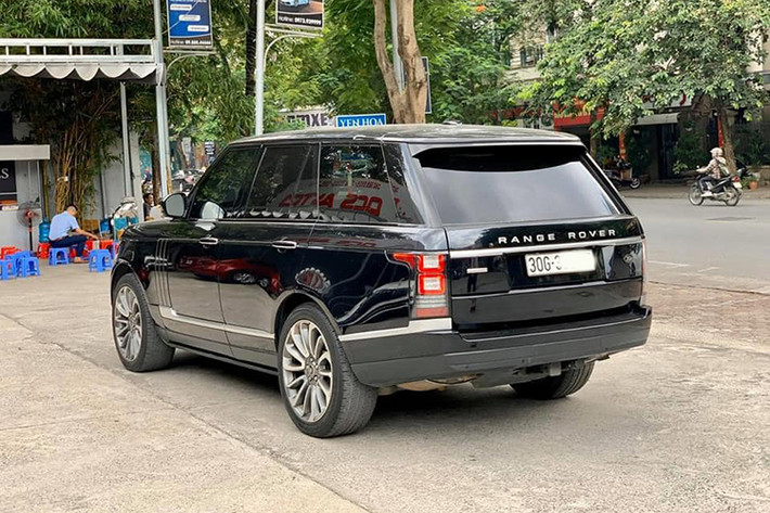 Xe được trang bị gương chiếu hậu chỉnh điện, tích hợp dải đèn LED báo rẽ, camera 360 độ. Bậc lên xuống đóng/mở thông qua hệ thống điện. Cụm đèn hậu dạng LED. Đuôi xe thiết kế vuông vức, vừa tạo sự cân đối vừa giúp tăng không gian cho khoang chứa đồ bên trong, mâm xe cỡ 21 inch đa chấu với hai tông màu đẹp mắt.