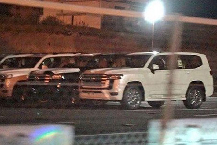 Toyota Land Cruiser thế hệ mới (J300) sẽ chính thức được giới thiệu với khách hàng toàn cầu trongh năm nay. Trước thời điểm ra mắt, mẫu SUV cỡ lớn này đã bất ngờ lộ diện hoàn toàn qua những hình ảnh chụp lô xe Toyota Land Cruiser 2022 tại bãi đỗ. Ngoài ra, cánh săn ảnh còn bắt gặp một lô xe khác được vận chuyển trên đường phố.