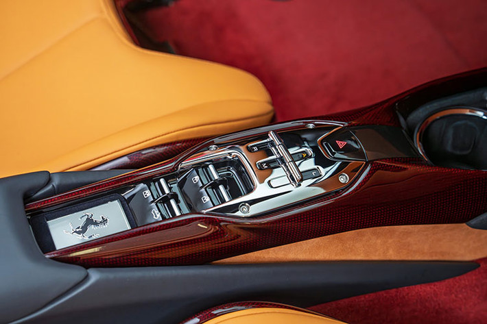 Ferrari 296 GTS được trang bị khối động cơ V6 3.0L tăng áp, đặt nghiêng 120 độ, cho công suất 653 mã lực. Kết hợp với mô-tơ điện mạnh 164 mã lực, tổng công suất của hệ thống đạt 818 mã lực và mô-men xoắn 740 Nm.