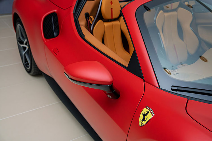 Chiếc Ferrari 296 GTS sở hữu hệ thống đèn chiếu sáng và đèn hậu LED, cụm ống xả đặt chính giữa phần cản sau - nét đặc trưng của dòng 296. Xe được trang bị bộ mâm đa chấu 2 tông màu với kích thước 20 inch ở phía trước và 21 inch ở phía sau, đi kèm cùm phanh sơn màu xanh dương đậm.