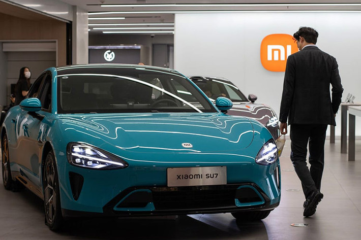 Hành động của Lei Jun, CEO của Xiaom ám chỉ đến thói quen của Elon Musk khi sử dụng các nhà máy của Tesla như nơi ở tạm thời trong thời kỳ đầu sản xuất Model 3. Musk công khai thừa nhận đã sử dụng các cơ sở ở California và Nevada như "nơi ở chính" của mình trong ba năm, một thời kỳ mà Tesla phải đối mặt với những thách thức lớn trong quá trình sản xuất.
