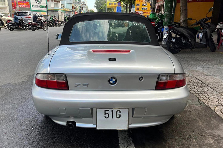 Động cơ V12 có công suất 322 mã lực tại 5.000 vòng / phút và mô-men xoắn 490 Nm tại 3.900 vòng/phút và sức mạnh được truyền qua hộp số tay 6 cấp. Mẫu concept này nặng hơn nhiều so với Z3 tiêu chuẩn ở mức 1.400 kg, với gần như toàn bộ trọng lượng vượt quá đó là do động cơ V12, trái tim lớn dẫn đến tỷ lệ phân bổ trọng lượng trước/sau là 70/30. Các thử nghiệm cho thấy xe có thời gian tăng tốc 0–100 km/h là 5,5 giây và tốc độ tối đa là 263 km/h.