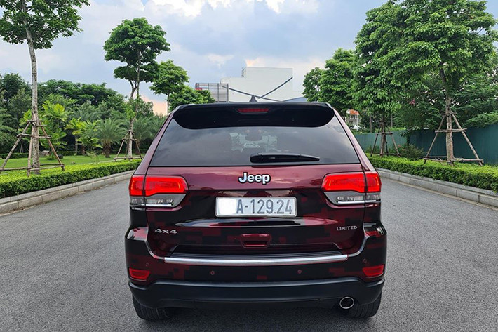 Ở thời điểm ra mắt, phiên bản 4x4 của mẫu xe SUV Jeep Grand Cherokee 2017 có giá bán khởi điểm tại Mỹ là 53.995 USD. Còn phiên bản 4x2 sẽ có mức giá thấp hơn là 50.995 USD.
