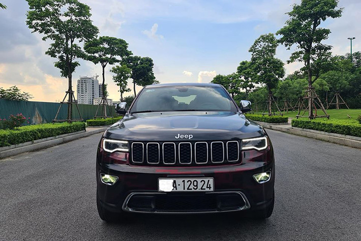 Ở thời điểm 2017, giá xe Jeep Grand Cherokee khi được đưa về Việt Nam không dưới 3 tỉ đồng, với phiên bản Limited trang bị nhiều tiện nghi trong bài viết này không dưới 4 tỷ khi ra biển số, nghĩa là tương đương với các dòng xe sang của Đức. Hiện tại chiếc xe được chủ nhân rao bán với giá hơn 2 tỷ đồng, nghĩa là mất giá 50% sau 3 năm sử dụng.