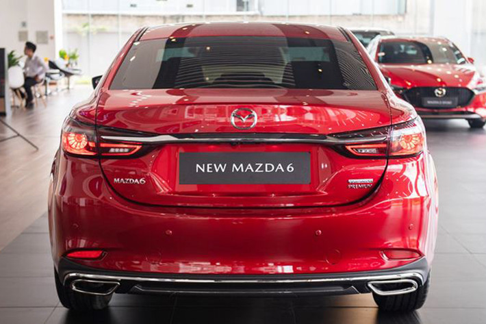 Hai phiên bản còn lại có mức tăng nhẹ nhàng hơn, cụ thể như sau: Giá xe Mazda6 2020 bản 2.0L Premium tiêu chuẩn là 949 triệu đồng, cao cấp là 999 triệu đồng. Giá Mazda6 2020 bản 2.5L Signature Premium tiêu chuẩn 1,049 tỷ đồng, cao cấp là 1,109 tỷ đồng.