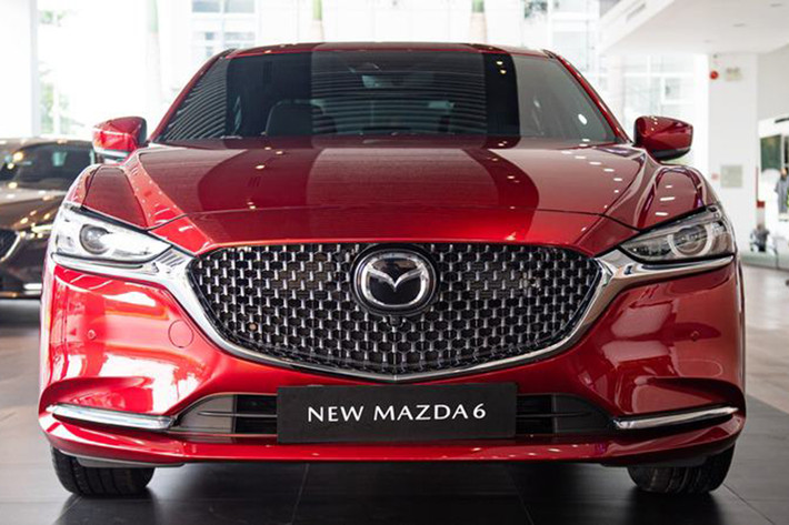 Ở lần nâng cấp giữa vòng đời này, Mazda6 2020 thế hệ mới vẫn tiếp tục được phân phối với 3 phiên bản và theo giới tư vấn bán hàng đồng loạt chào bán, giá khởi điểm của mẫu sedan hạng D này là 889 triệu đồng cho phiên bản tiêu chuẩn 2.0L Luxury, tăng tới 70 triệu đồng so với bản cũ.