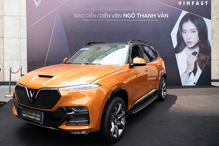 Trước mẫu xe SUV hạng sang VinFast President "chủ tịch", nữ diễn viên xinh đẹp Ngô Thanh Vân cũng từng sở hữu một chiếc SUV Vinfast Lux SA2.0 màu đỏ cam rất bắt mắt.