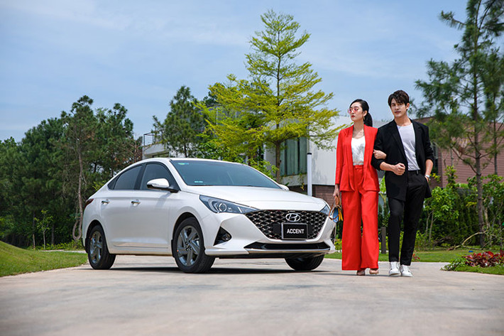 Tháng 10 vừa qua, Hyundai Accent bán được 1.905 xe, giảm gần 1.000 xe so với tháng trước khiến mẫu xe này tụt 4 bậc xuống vị trí thứ 5 trong bảng xếp hạng. Cộng dồn từ đầu năm đến nay đã có 17.619 xe được bán ra. Hyundai Accent được trang bị động cơ 1.4L, hộp số sàn 6 cấp hoặc tự động 6 cấp, giá bán 425-540 triệu đồng.