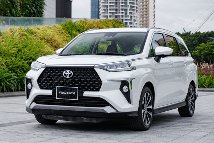 So với tháng 9, doanh số bán Toyota Veloz Cross giảm 976 xe xuống còn 1.569 xe được bán ra trong tháng 10/2022. Với kết quả này Toyota Veloz Cross tụt 5 bậc xuống vị trí thứ 7 trong bảng xếp hạng, đứng ngay sau đối thủ Xpander. Ra mắt thị trường Việt Nam vào tháng 3/2022 dưới dạng nhập khẩu nguyên chiếc từ Indonesia, Veloz Cross được giới thiệu với 2 phiên bản là CVT và TOP, đều sử dụng động cơ 1.5L kết hợp với hộp số tự động CVT.