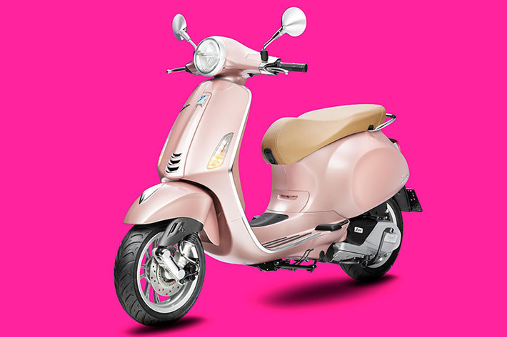 Động cơ 4 thì được trang bị hệ thống phun xăng điện tử, 3 van cho phép mẫu xe này có khả năng sản sinh công suất tối đa 10,6 mã lực tại vòng tua 7.700 vòng/phút và mô-men xoắn cực đại đạt 10,4Nm tại 4.000 vòng/phút. Giá xe Vespa Primavera Pink Rosa từ 75,1 triệu đồng (đã bao gồm VAT).