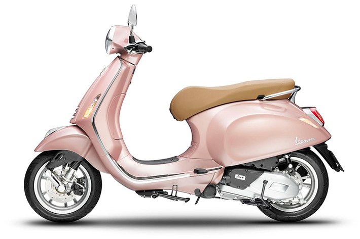 Vẫn giữ nguyên những nét thiết kế đặc trưng của một chiếc xe ga Vespa Primavera sang chảnh, chiếc xe được khoác lên mình lớp sơn màu hồng tinh tế, kết hợp với yên xe da màu nâu cổ điển và những đường viền mạ chrome.