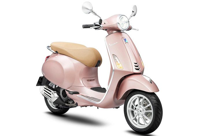 Đúng ngày Quốc tế Phụ nữ 8/3, Piaggio Việt Nam đã giới thiệu phiên bản màu giới hạn Vespa Primavera Pink Rosa 2022 mới (màu hồng hoa hồng) dành tặng cho một nửa của thế giới.