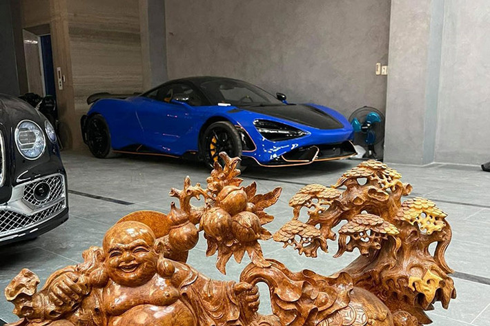 Mới đây, một người chơi lan đột biến ở huyện Củ Chi đã chia sẻ hình ảnh garage xe đẹp mắt và đã để lộ ra việc chiếc siêu xe giới hạn McLaren 765LT đã bí mật được đưa về nhà. Như vậy, đây nhiều khả năng là chiếc siêu xe McLaren 765LT thứ 2 về Việt Nam nhưng được chủ nhân giữ kín thông tin.