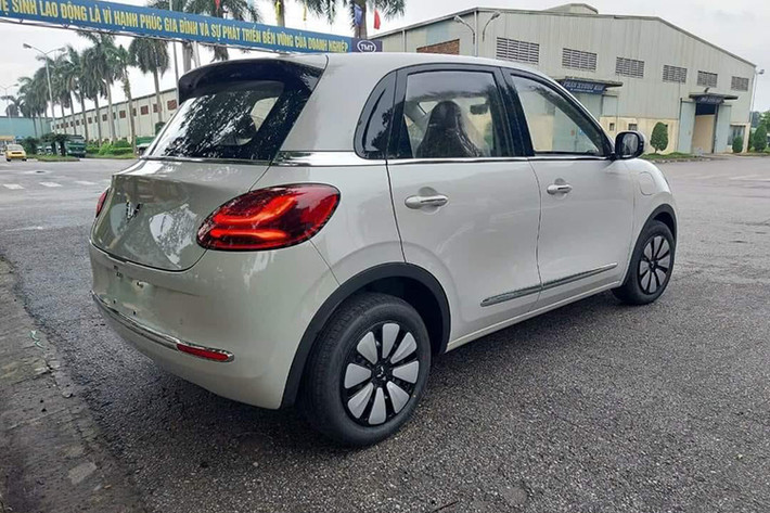 Lưới tản nhiệt Wuling Bingo khép kín giống phần đa các mẫu ô tô điện hiện nay. Đèn pha LED tạo hình giọt nước, tích hợp đèn ban ngày LED; la-zăng ốp màu bạc, đèn hậu LED và cảm biến phía sau. Khu vực gắn biển số trang bị 2 đèn chiếu sáng, giúp xe thêm phần nổi bật khi chạy vào ban đêm.