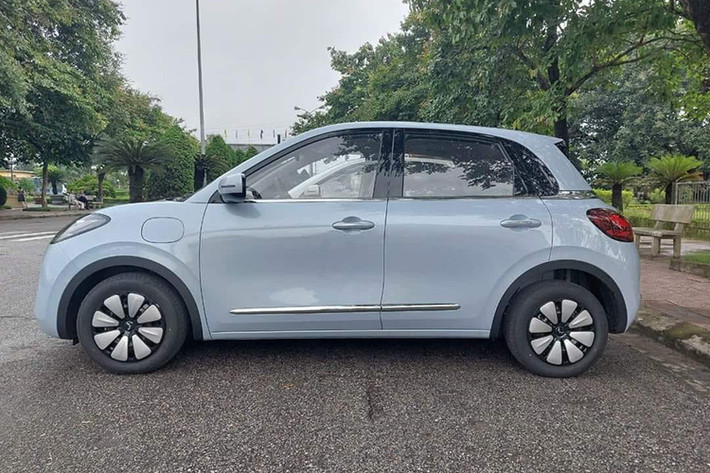 Cả hai bản của Wuling Bingo chạy điện đến từ Trung Quốc đều được trang bị hai cổng sạc khác nhau, đáp ứng cả nhu cầu sạc nhanh DC và sạc chậm AC, với khả năng sạc nhanh từ 30% đến 80% pin chỉ trong 35 phút.