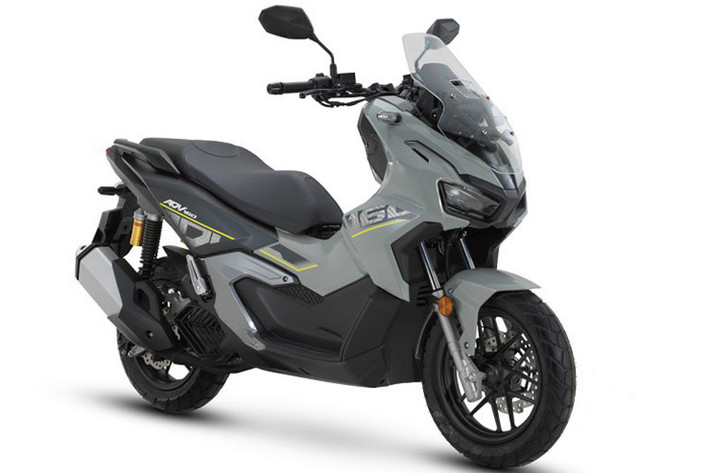 Honda ADV160 2025 mới thực chất là bản cập nhật màu sắc mới cho mẫu tay ga đa dụng của Nhật Bản. Ở phiên bản mới nhất này, xe có 2 lựa chọn màu sắc là xám xi măng và màu trắng đi kèm với hệ thống tem xe mới thể thao và mạnh mẽ hơn. Ngoại trừ việc cập nhật màu sắc mới thì các trang bị khác trên xe không đổi.