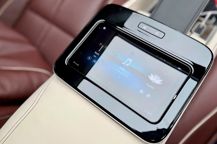 Giữa hai ghế có bệ tì tay tích hợp bàn làm việc gấp gọn và một máy tính bảng 7 inch của Samsung để điều chỉnh các tiện ích giải trí. Tiện nghi hàng ghế sau còn bao gồm khay để ly champagne, tủ lạnh chứa hai chai rượu, cùng hai màn hình giải trí 11,6 inch. Điều hòa độc lập và rèm che nắng chỉnh điện giúp tăng cường sự riêng tư.