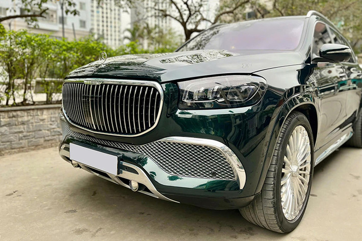Hốc bánh xe rộng cùng khoảng sáng gầm cao, giúp xe tối ưu hóa khả năng vận hành với hệ thống treo kiểm soát thân xe chủ động điện tử E-Active Body Control. Xe được trang bị bộ la-zăng đa chấu kích thước lớn 23 inch. Bên trong là hệ thống phanh đĩa kết hợp với hệ thống treo trước dạng xương đòn kép và treo sau đa liên kết.