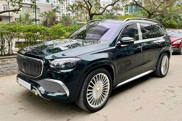 Một showroom chuyên kinh doanh xe cũ đang rao bán một chiếc Mercedes-Maybach GLS 600 2022 nhập Mỹ với mức giá khoảng 9,xxx tỷ đồng. Người bán cho biết, xe sở hữu ngoại thất màu xanh ngọc lục bảo sang trọng, trong khi nội thất được phối giữa hai tông màu trắng kem Mahogany và nâu đỏ Macchiato Beige.