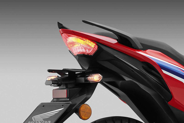 Như vậy, xe vẫn trang bị hệ thống chiếu sáng LED hoàn toàn, đồng hồ kỹ thuật số màn hình màu, bộ mâm đúc 17 inch kèm phanh đĩa ở cả trước và sau.
