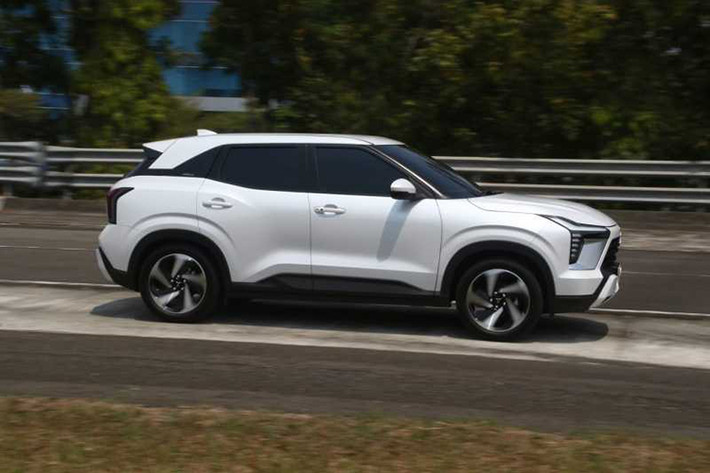 Về kích thước, Mitsubishi Xforce HEV tiết kiệm xăng có chiều dài tổng thể 4.390 mm, chiều rộng 1.810 mm, chiều cao 1.660 mm và chiều dài cơ sở 2.650 mm. Khoảng sáng gầm xe đạt 222 mm.