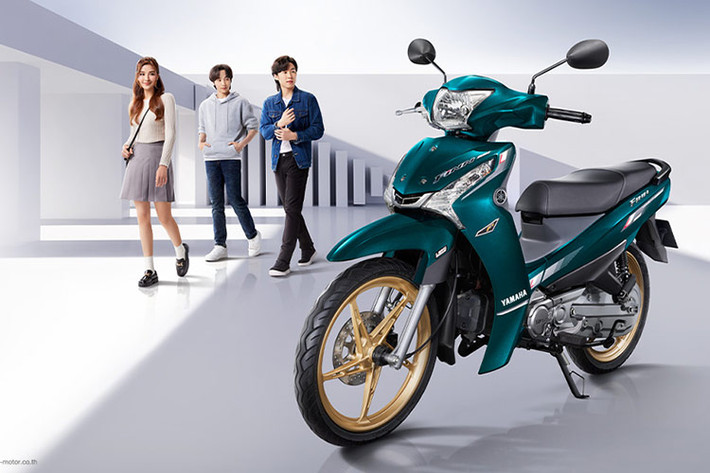 Đi kèm với đó, xe cũng sử dụng hệ thống tem xe mới được thiết kế thời thượng hơn làm điểm nhấn. Ngoại trừ việc cập nhật màu sắc thì Yamaha Finn 2024 vừa trình làng không khác biệt so với phiên bản đang bán ra trên thị trường.