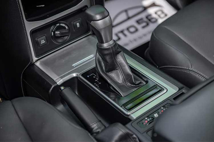 Đi kèm với động cơ này là hộp số tự động 6 cấp và hệ thống dẫn động 4 bánh toàn thời gian có trang bị khóa vi sai trung tâm hạn chế trượt TORSEN, hỗ trợ tối đa khả năng off-road của mẫu xe này.
