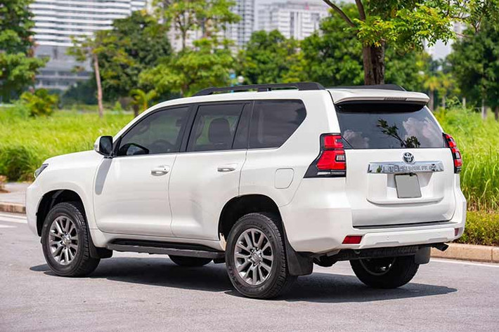 Các trang bị ngoại thất vẫn trong tình trạng sử dụng tốt như cụm gương chiếu hậu chỉnh điện, gập điện tích hợp đèn báo rẽ, đèn hậu và đèn phanh thứ ba dạng LED tích hợp trên cánh lướt gió phía sau vẫn cho khả năng chiếu sáng tốt. La-zăng vẫn là loại hợp kim nhôm nguyên bản 6 chấu kép, kích thước 18-inch mạnh mẽ.