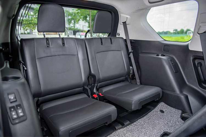 Đáng chú ý, mẫu xe Toyota Land Cruiser Prado đời có thêm kiểm soát hành trình (Cruise Control). Xe được trang bị động cơ xăng 2TR-FE 2.7L 4 xy lanh thẳng hàng cho công suất tối đa 164 mã lực và mô-men xoắn cực đại 246Nm.
