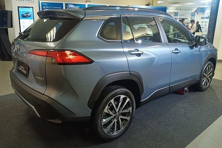 Ở thiết kế, Toyota Corolla Cross được phát triển dựa trên cơ sở gầm bệ của Corolla. Ngoại hình xe gây ấn tượng với kiểu dáng kết hợp đường cong và đường gân cơ bắp. Xe sử dụng đèn LED thiết kế đẹp mắt, dải đèn LED và đèn sương mù đều có trên mẫu xe SUV mới này.