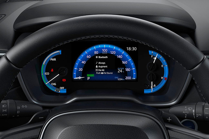 Theo hãng Toyota, mẫu SUV mới này cung cấp không gian rộng rãi cho 5 người ngồi và có thể tích khoang hành lý 487 lít. Toyota Corolla Cross có các trang bị công nghệ an toàn như cảnh báo va chạm phía trước, cảnh báo chệch làn, đèn pha tự động, gương chiếu hậu tự động chỉnh góc thấp khi lùi, camera 360 độ, 7 túi khí.