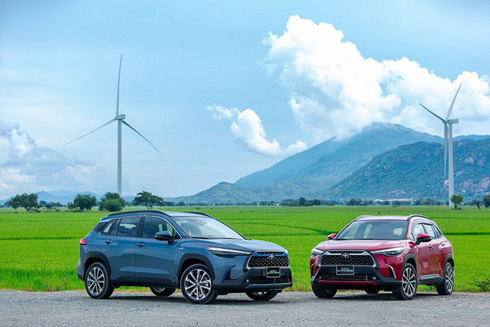 Nếu như tháng 3/2022, Toyota Corolla Cross có doanh số 2.373 xe thì tháng 4 vừa qua, mẫu xe này đạt doanh số chỉ đạt 2.259 xe, giảm hơn 100 xe so với tháng trước. Toyota Corolla Cross ra mắt thị trường Việt Nam từ tháng 8/2020 và trở thành mẫu xe mới thành công nhất của Toyota Việt Nam khi thường xuyên có mặt trong top 10.