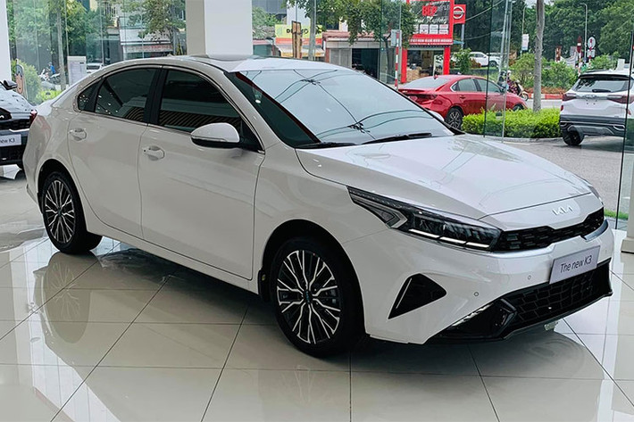 Sự xuất hiện của bản động cơ tăng áp và lợi thế về giá bán giúp KIA K3 tạo được sức hút tại thị trường Việt Nam. Có đến 1.327 xe K3 đã được THACO AUTO bán ra trong tháng 3.2022. K3 đang tiếp bước tiền bối Ceraro để giữ vững ngôi vương sedan hạng C bán chạy nhất Việt Nam.