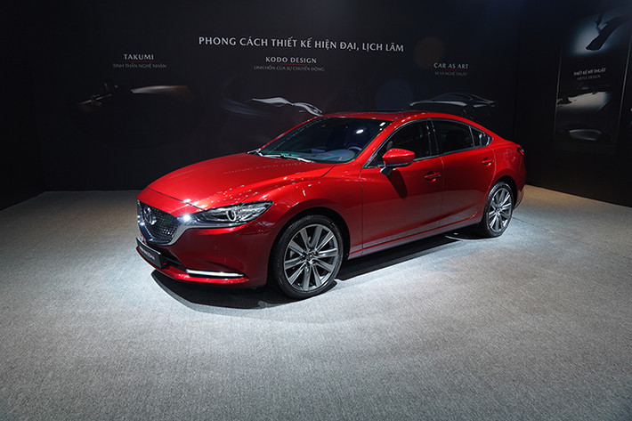 Mazda6 2020 tại Việt Nam có kích thước lớn hơn và có cùng phong cách thiết kế với All-New Mazda3 - mẫu xe đẹp nhất thế giới năm 2020. Ngôn ngữ thiết kế KODO thế hệ mới được áp dụng trên mẫu xe sedan kích cỡ lớn tạo ra vẻ đẹp nghệ thuật và tinh giản mang tính chuẩn mực cho New Mazda6 thế hệ mới.