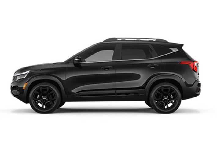 Mẫu xe SUV Kia Seltos X-Line 2024 màu đen Aurora mang đến một loạt cải tiến về ngoại thất và nội thất nhằm tăng cường sức hấp dẫn táo bạo và sang trọng. Ngoại thất hiện có màu sơn bóng cho lưới tản nhiệt, cản trước và sau, ăng-ten vây cá mập, cánh lướt gió, tay nắm cửa bên ngoài và tấm trượt phía sau.
