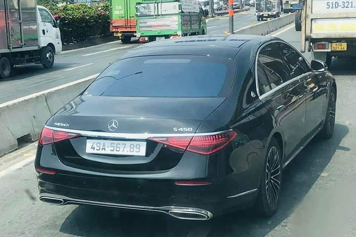 Mới đây, hình ảnh chiếc xe siêu sang Mercedes-Maybach S450 4Matic biển sảnh rồng (49A-567.89) lăn bánh tại TP HCM khiến nhiều người đi đường phải trầm trồ. Thậm chí, 567.89 còn là biển sảnh VIP vì là anh cả trong biển tiến, mang ý nghĩa "tiền tài - danh vọng - may mắn", nên ai may mắn bấm được biển số này chẳng khác gì trúng số độc đắc.