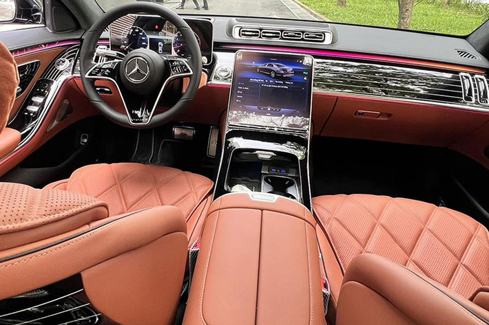 Ngoài chiếc biển sảnh rồng siêu VIP, chiếc Mercedes-Maybach S450 4Matic thế hệ mới mang biển số 49A-567.89 không có gì khác so với hàng chục xe đang lăn bánh trên đường. Ngoại thất xe mang màu đen với các điểm nhấn được mạ crôm, lưới tản nhiệt, logo M trên cột C, mâm, cản trước/sau hay logo Maybach đuôi xe là những khác biệt so với xe thường.