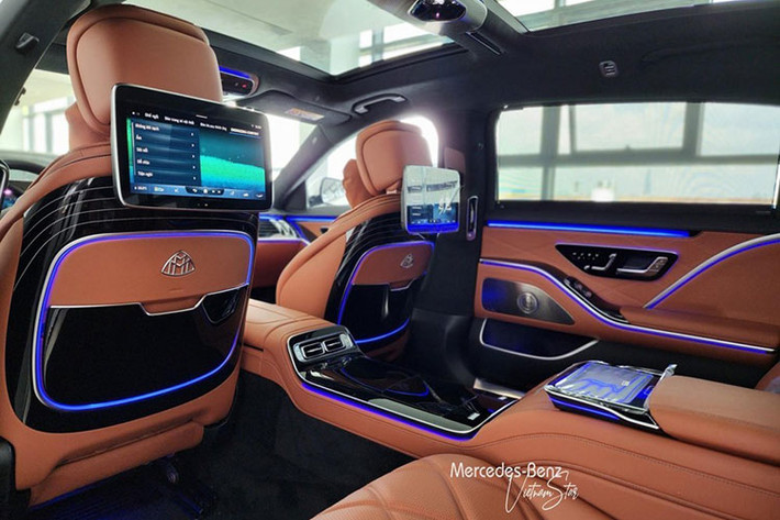 Nội thất của Mercedes-Maybach S450 4Matic có khoang lái bọc da Nappa, khách hàng có thể chọn giữa các màu như đen, nâu Sienna, kem Macchiato hay xám Silver, tiếp đến là trần xe được sử dụng vật liệu vi sợi Dinamica, ghế được bọc da Maybach Exclusive Nappa với thiết kế hoạ tiết hình kim cương và các đường chỉ thêu nổi được làm thủ công.