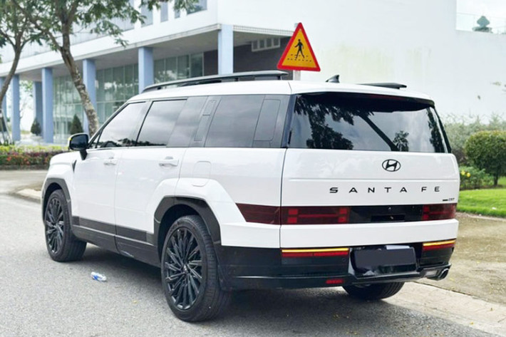 SantaFe thế hệ mới mang phong cách thiết kế ngoại thất boxy khối hộp đậm chất SUV cổ điển, với cụm đèn chiếu sáng và nắp capo đẩy lên cao, tạo nên tổng thể khoẻ khoắn và thể thao. Điểm nhấn ở phần đầu xe là cụm đèn chiếu sáng Adaptive LED thích ứng tự động (AHB-LED), cùng cụm đèn chiếu sáng ban ngày tạo hình chữ H.