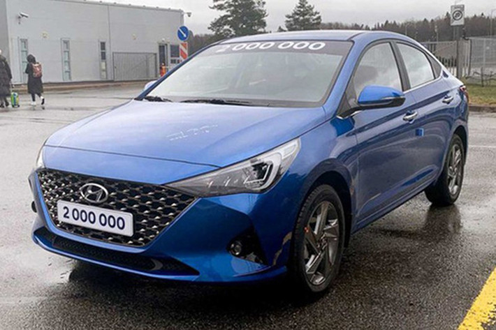 Trong khi mọi sự chú ý đang đổ dồn về Honda City 2021 sắp được ra mắt vào ngày 19/12 tới đây, thì bất ngờ Hyundai Accent 2021 mới bi bắt gặp khi đang chạy thử tại Ninh Bình. Nhiều khả năng đây là bản nâng cấp mới của Accent 2021, cùng với đó theo một số nguồn tin cũng cho biết Hyundai Accent 2021 sẽ được ra mắt ngay trong tháng 11 tới đây và tất nhiên mẫu xe này vẫn tiếp tục được lắp ráp trong nước.